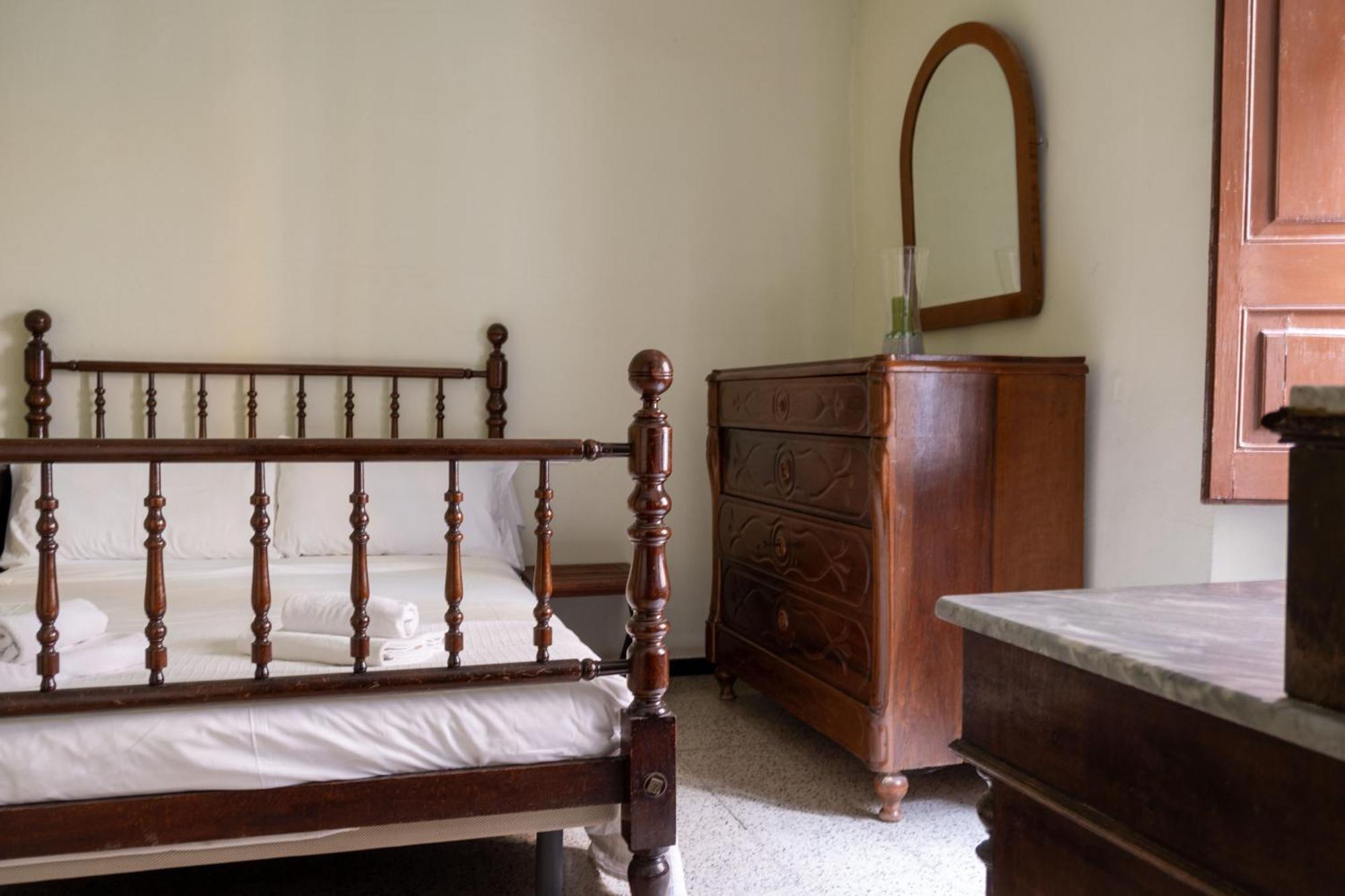 Flora Bed & Breakfast Баньолес Екстериор снимка